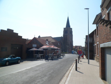 Het geïmproviseerde gabbercafé bij de aannemer aan de overkant.