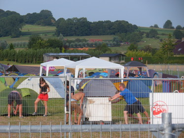 De koelbak vol bier wordt per tractor bij de camping bezorgd, maar dan moet-ie nog tot bij de tentjes gesleept worden