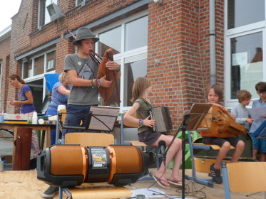 Tijdens het ontbijt op het schoolplein openbaart het grote talent Nele zich op accordeon.