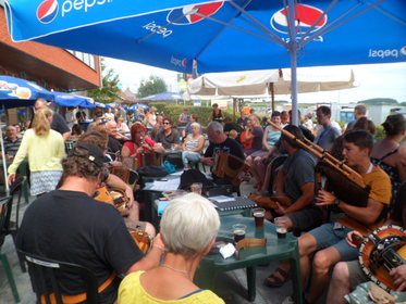 Sessie op het terras van t Folk.