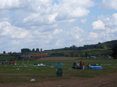 Maandagochtend stroomt de camping leeg. Wat rest zijn verdwaalde opblaasbadjes waarin de drank koel bleef. 