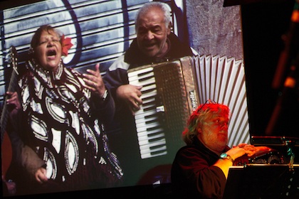 Bluewire accordeonist Flor Verschueren voor een geprojecteerde foto