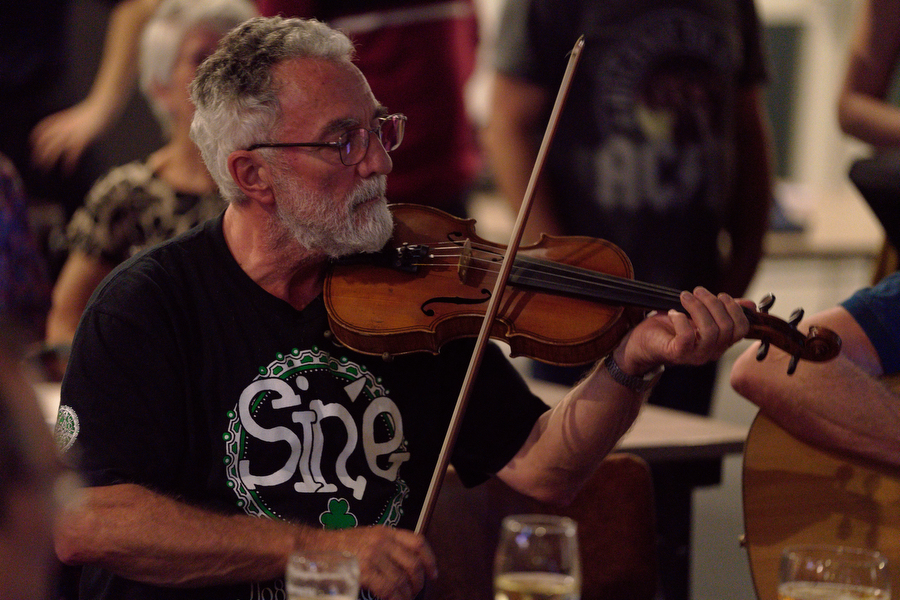 Violist Paul van Zantvliet van de Bailiwick Band