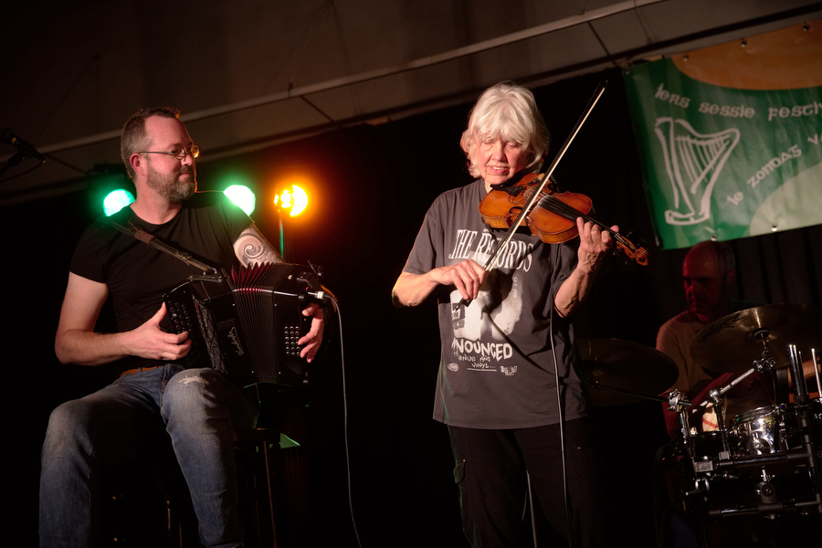 Vincent Pompe van Meerdervoort, Sonja O'Brien met op de achtergrond drummer Piet Bezuijen