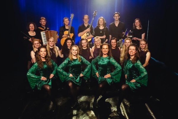 De dansers en muzikanten van Celtic Sparks, foto Linde Dorenbos