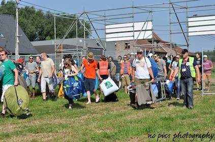 De eerste festivalgangers komen aan.