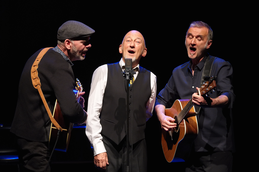 Gerard van Maasakkers, Bart de Win en Frank Cools zingen De Rivier