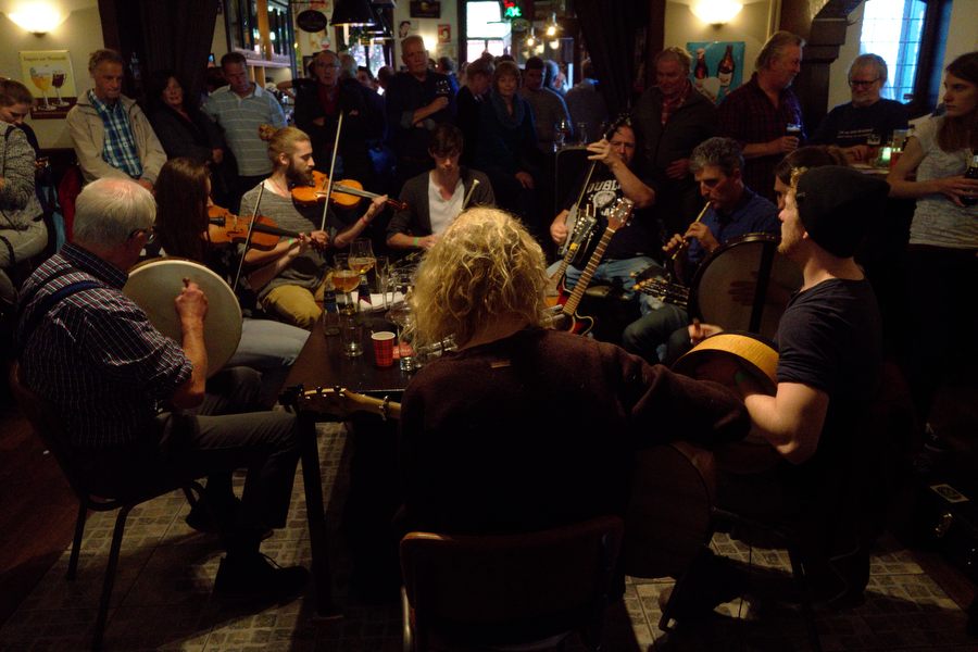 De sessiegroep uit Gent in café Ons Dorp