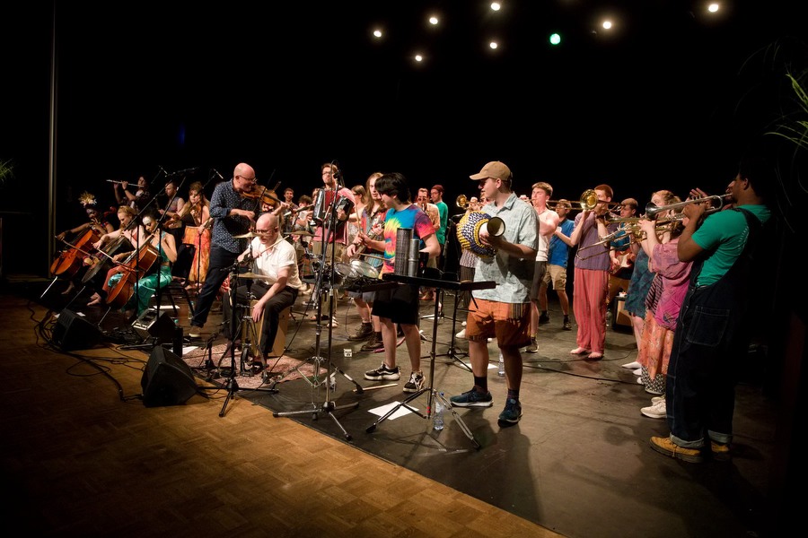 De percussiesectie van Joe Broughton's Conservatoire Folk Ensemble, foto Ronald Rietman