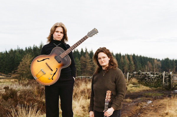 Katie Spencer (l) en Iona Lane, foto Chris Brain Photography