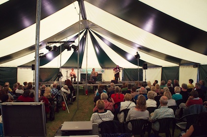 Realta in de goedgevulde tent