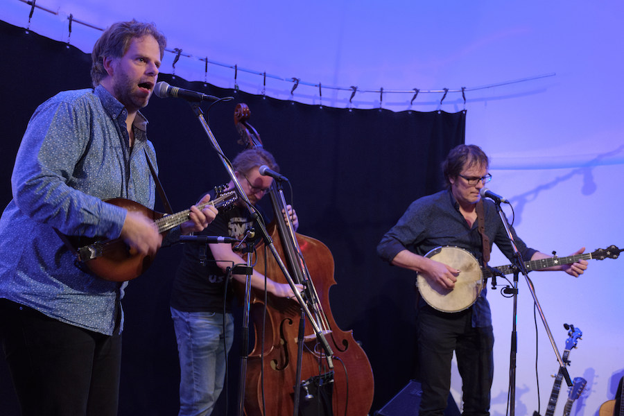 Twee mandolines, twee gitaren, drie banjo's en een bas.