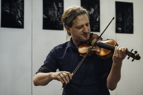 Wouter Vandenabeele speelt in een huiskamer en met Liqa